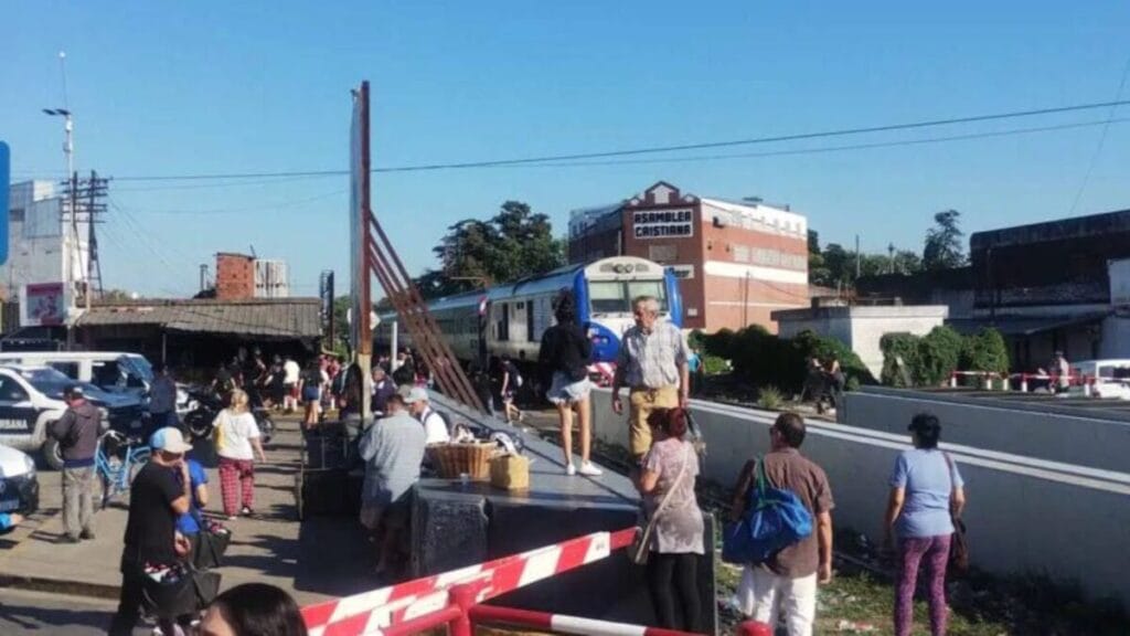 Ferrocarril San Martín, paso a nivel 197, barrera